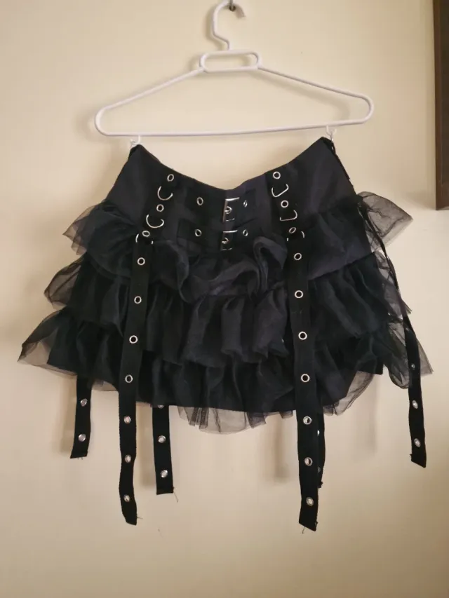 Falda corta tutu con tiras y ojales