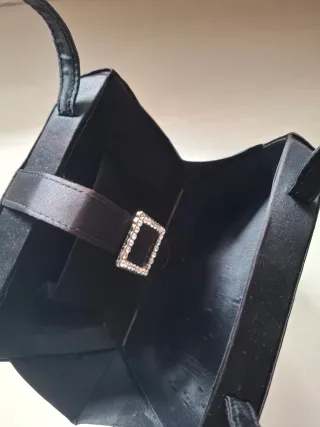 Bolso de mano negro con pedrería
