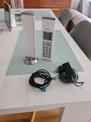 Teléfono fijo Panasonic blanco y plateado