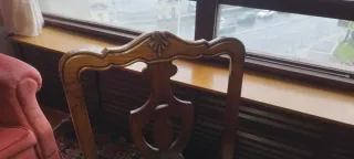 Conjunto de comedor, aparador y vitrina de castaño