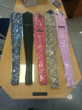 Lote 5 Corbatas Dolce& Gabbana y mas