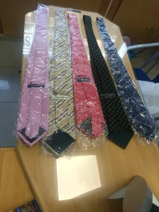 Lote 5 Corbatas Dolce& Gabbana y mas