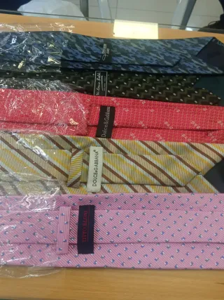 Lote 5 Corbatas Dolce& Gabbana y mas