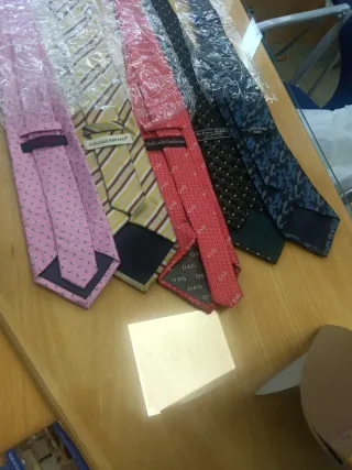 Lote 5 Corbatas Dolce& Gabbana y mas