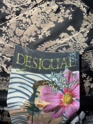 Anorak Desigual estampado solo puesto 1 vez