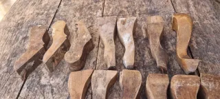 Set di 13 gambe in legno per mobili antichi
