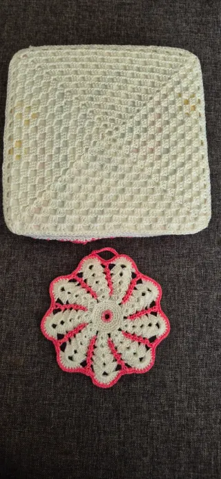 Portatovaglioli uncinetto bianco e rosa e presina