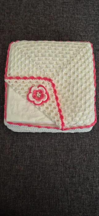 Portatovaglioli uncinetto bianco e rosa e presina