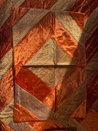 Colcha terciopelo y bordado cama 180 cm