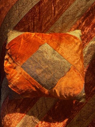 Colcha terciopelo y bordado cama 180 cm