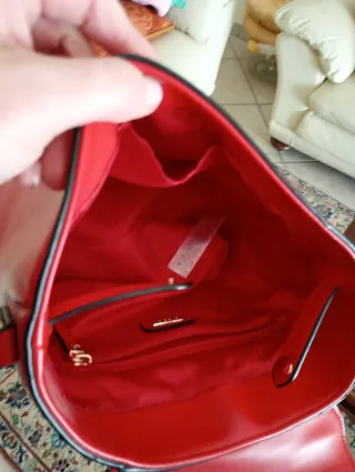 Borsa Carpisa a mano in pelle rossa con cuore oro