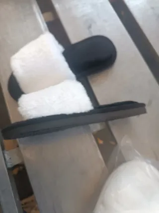 Pantofole morbide bianche e nere