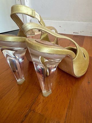 2 pares de Zapatos de tacón SALplateados y dorados