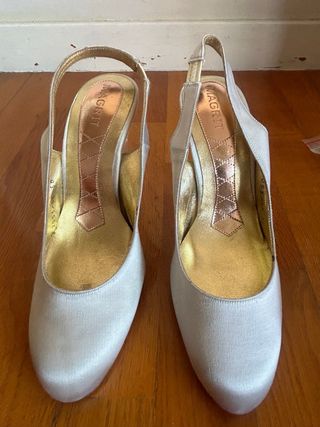 2 pares de Zapatos de tacón SALplateados y dorados