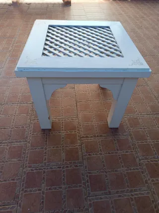 Mesa auxiliar de madera blanca