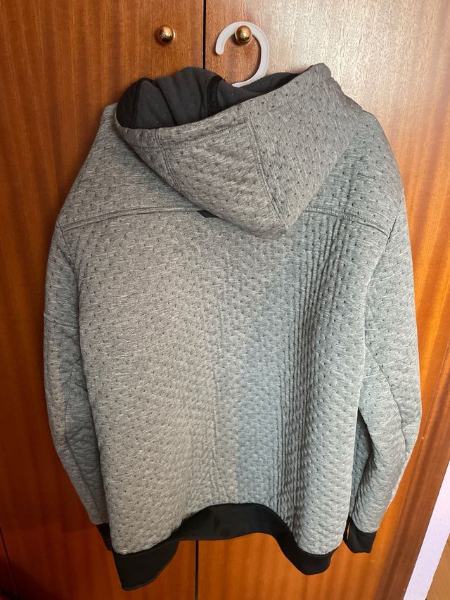 Chaqueta Adidas gris y negra