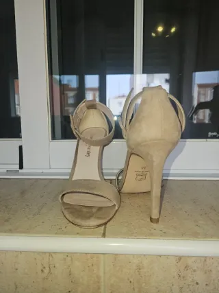 Zapatos de tacón beige talla 38