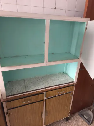 Alacena antigua madera y metal.