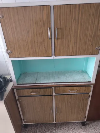 Alacena antigua madera y metal.