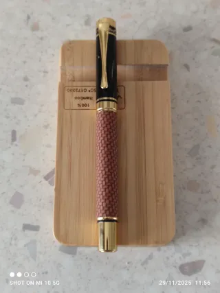 Penna stilografica elegante con finiture dorate