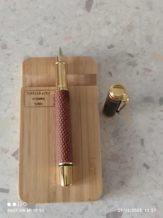 Penna stilografica elegante con finiture dorate