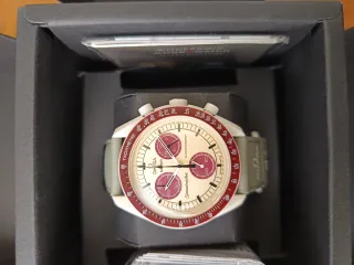 Omega x Swatch Plutón