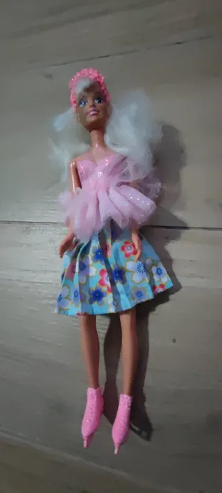 Lote de 4 Barbies y Kens