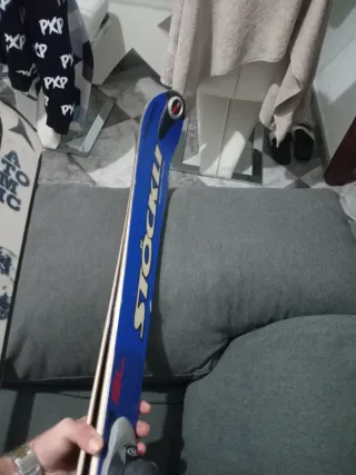 Esquís Atomic con fijaciones