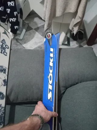 Esquís Atomic con fijaciones