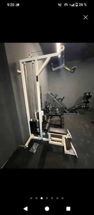 Macchina da palestra con carrucola e rack per squat