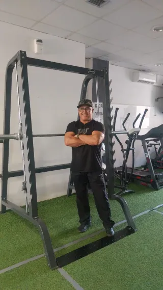 Macchina da palestra con carrucola e rack per squat