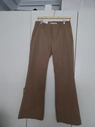 Pantalón beige corte Flare