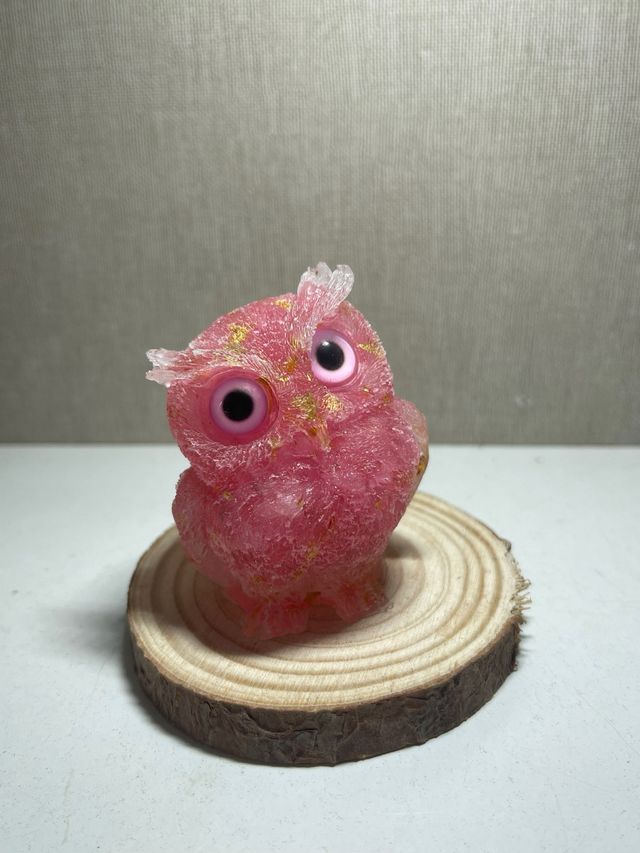 Búho mineral rosa con brillos