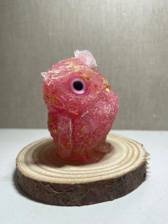 Búho mineral rosa con brillos
