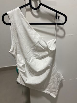 Camiseta Zara Asimétrica Hombro Descubierto