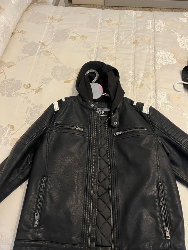 Chaqueta polipiel negra con capucha