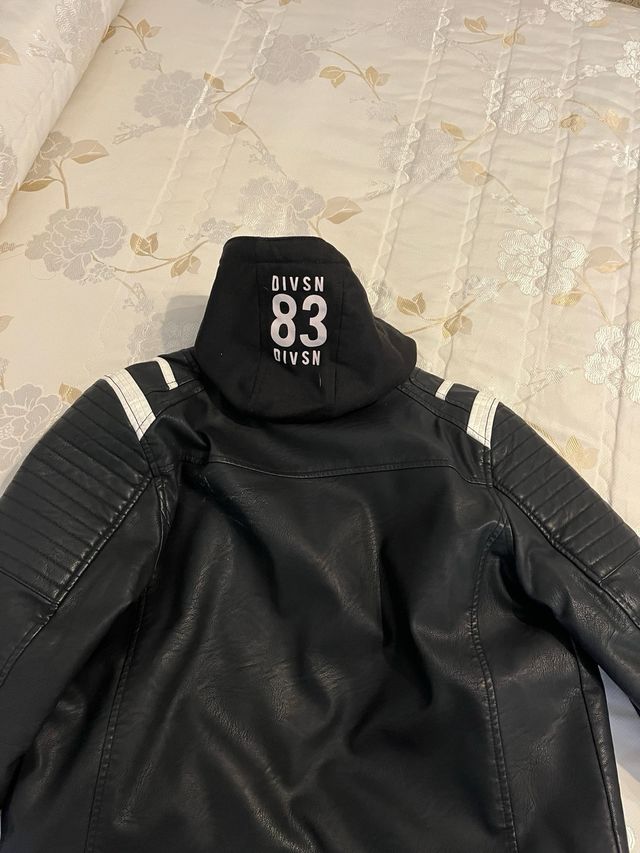 Chaqueta polipiel negra con capucha