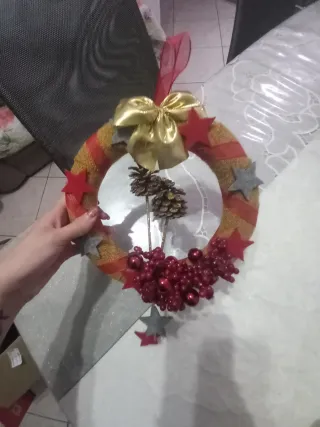 Ghirlanda natalizia fatta a mano