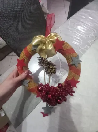 Ghirlanda natalizia fatta a mano
