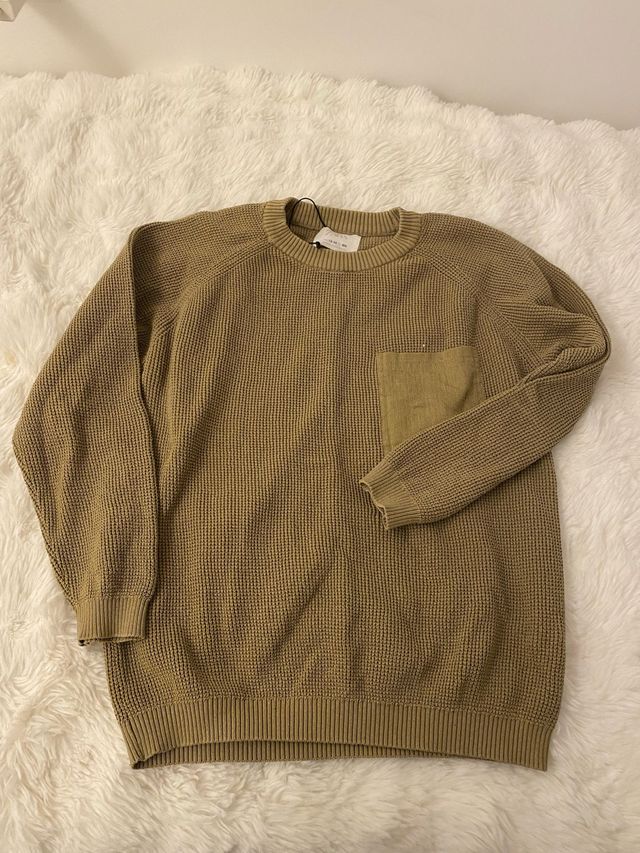 Suéter verde oliva con bolsillo