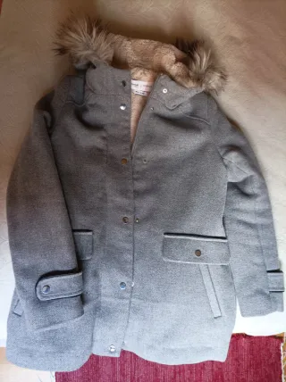Chaqueta juvenil de paño de lana gris claro.