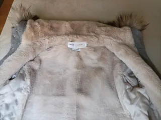 Chaqueta juvenil de paño de lana gris claro.