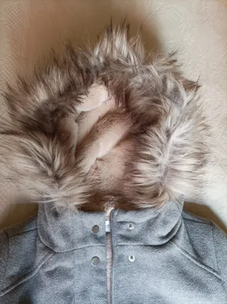 Chaqueta juvenil de paño de lana gris claro.