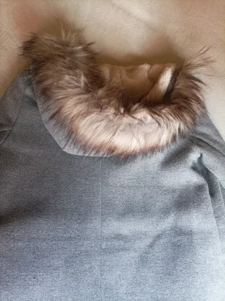 Chaqueta juvenil de paño de lana gris claro.