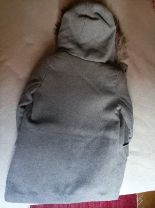 Chaqueta juvenil de paño de lana gris claro.