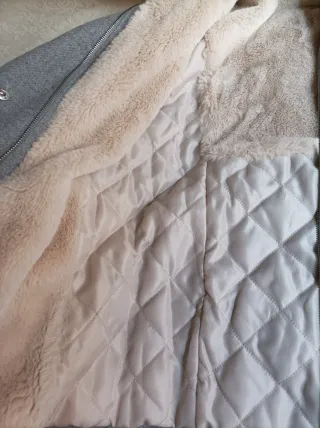 Chaqueta juvenil de paño de lana gris claro.