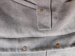 Chaqueta juvenil de paño de lana gris claro.