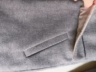 Chaqueta juvenil de paño de lana gris claro.