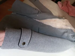 Chaqueta juvenil de paño de lana gris claro.