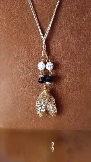 Collar dorado -plateado con strass y hojas